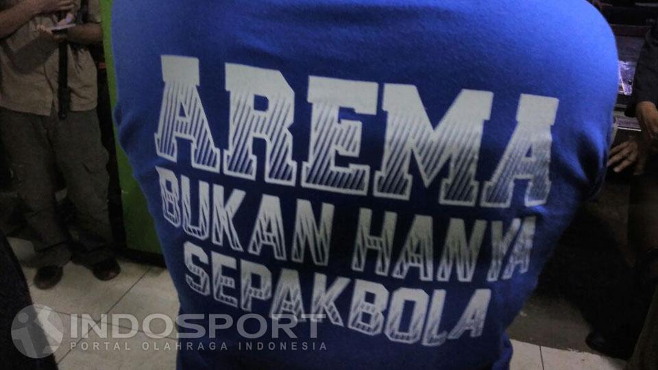 Salah satu suporter Arema FC memakai kaso bertulisan - INDOSPORT